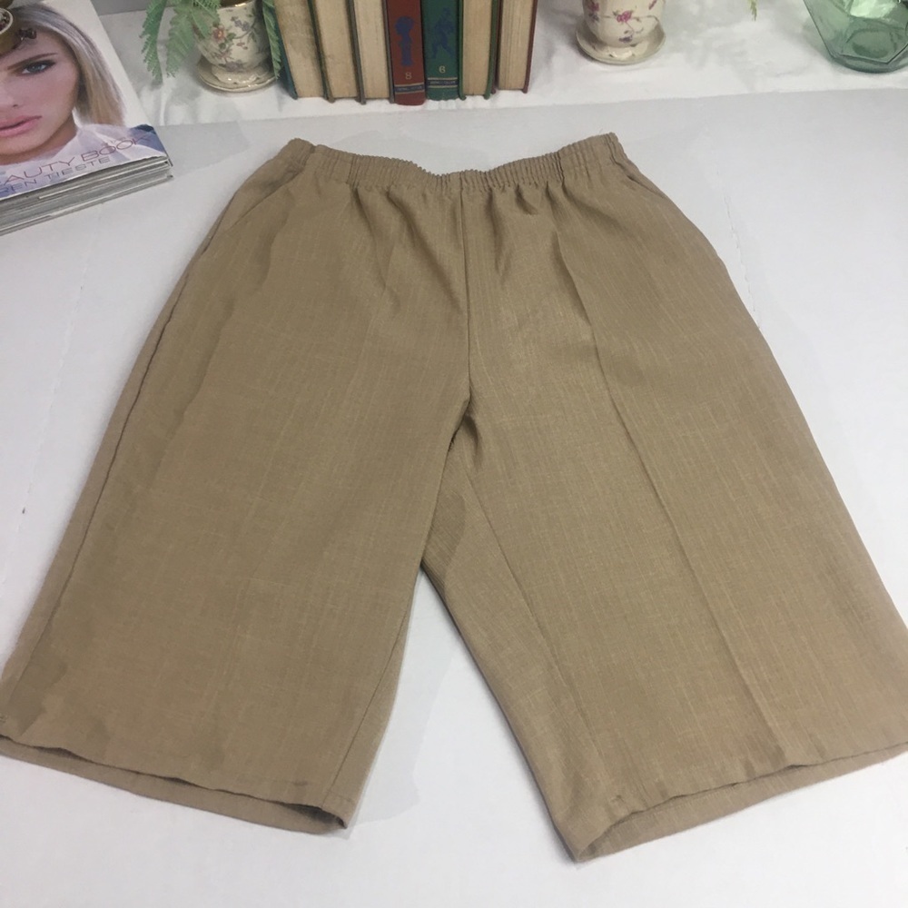 Vintage-Inspired Jeno Neuman Petite Pull-On Shorts | Textured Poly ·Minimal